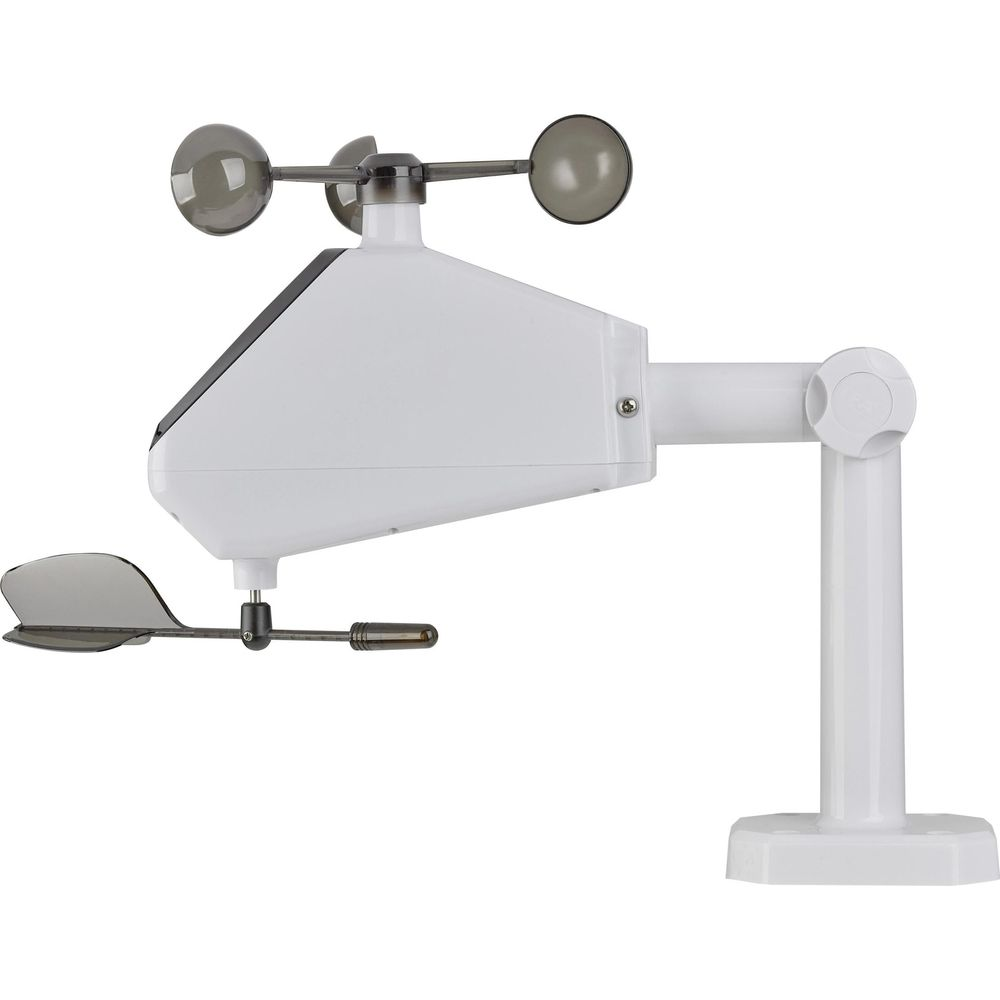 Ein weißes Wetterstation-Anemometer mit Windfahne und Schalenkreuz auf weißem Hintergrund.