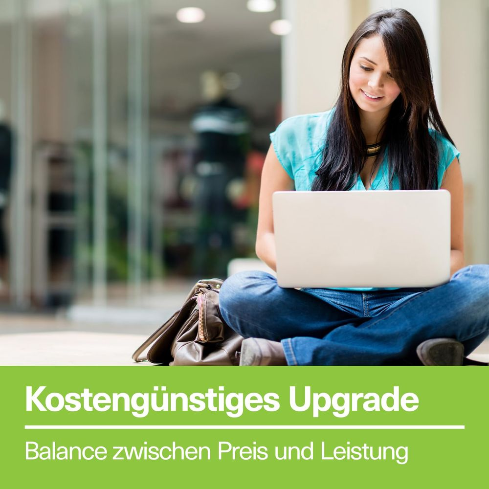 Młoda kobieta siedzi po turecku na podłodze z laptopem.