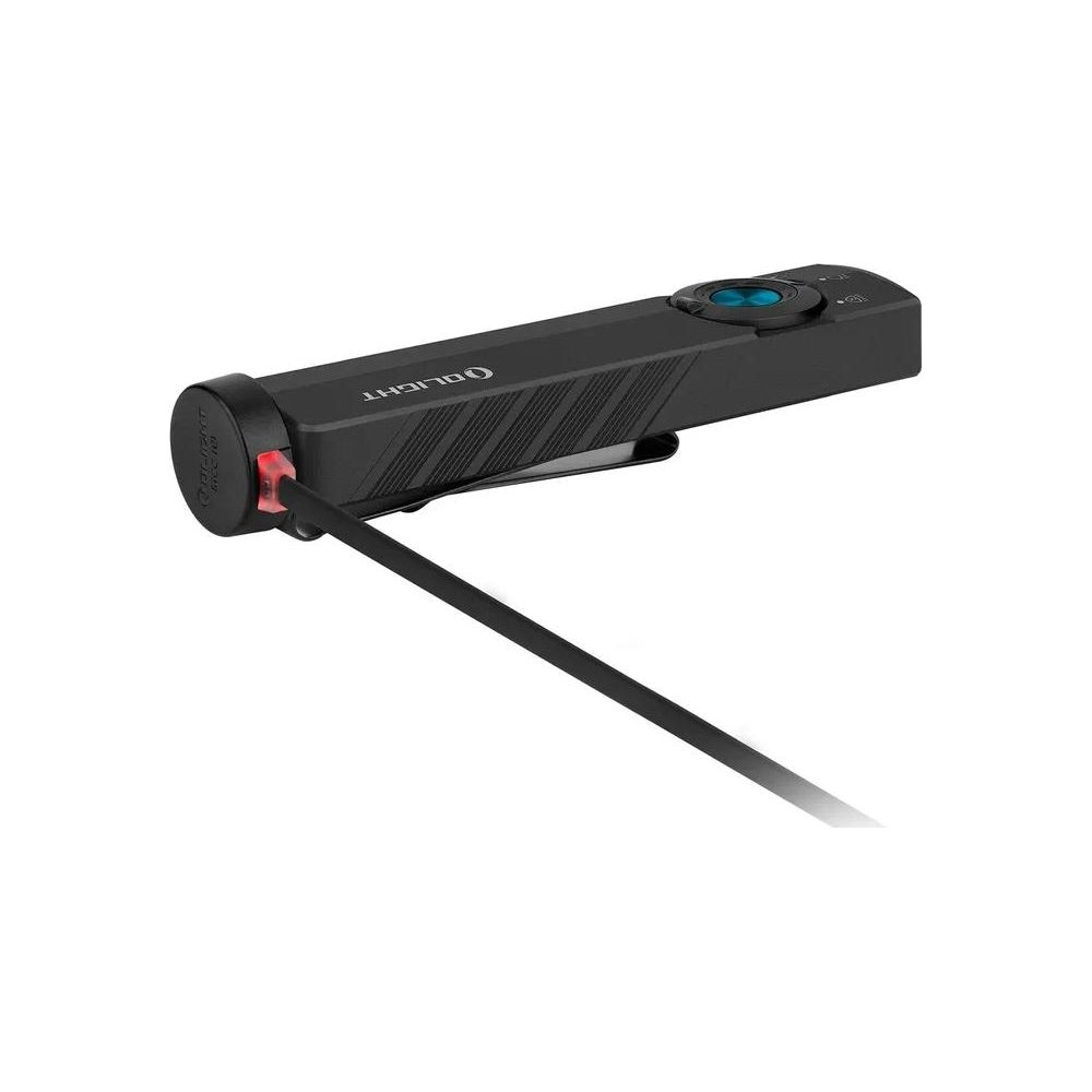 Torcia Olight nera con pulsante blu e porta di ricarica rossa su sfondo bianco.