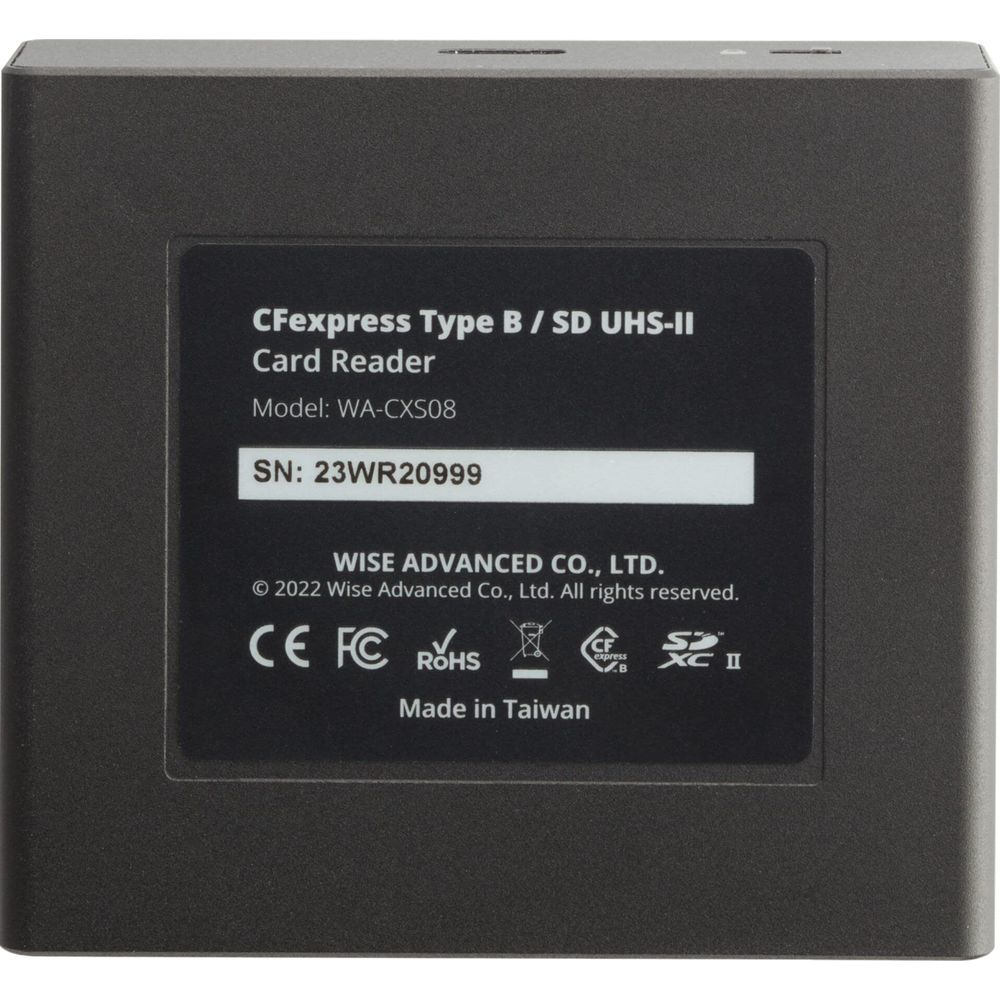 Un lettore di schede CFexpress Type B / SD UHS-II grigio.