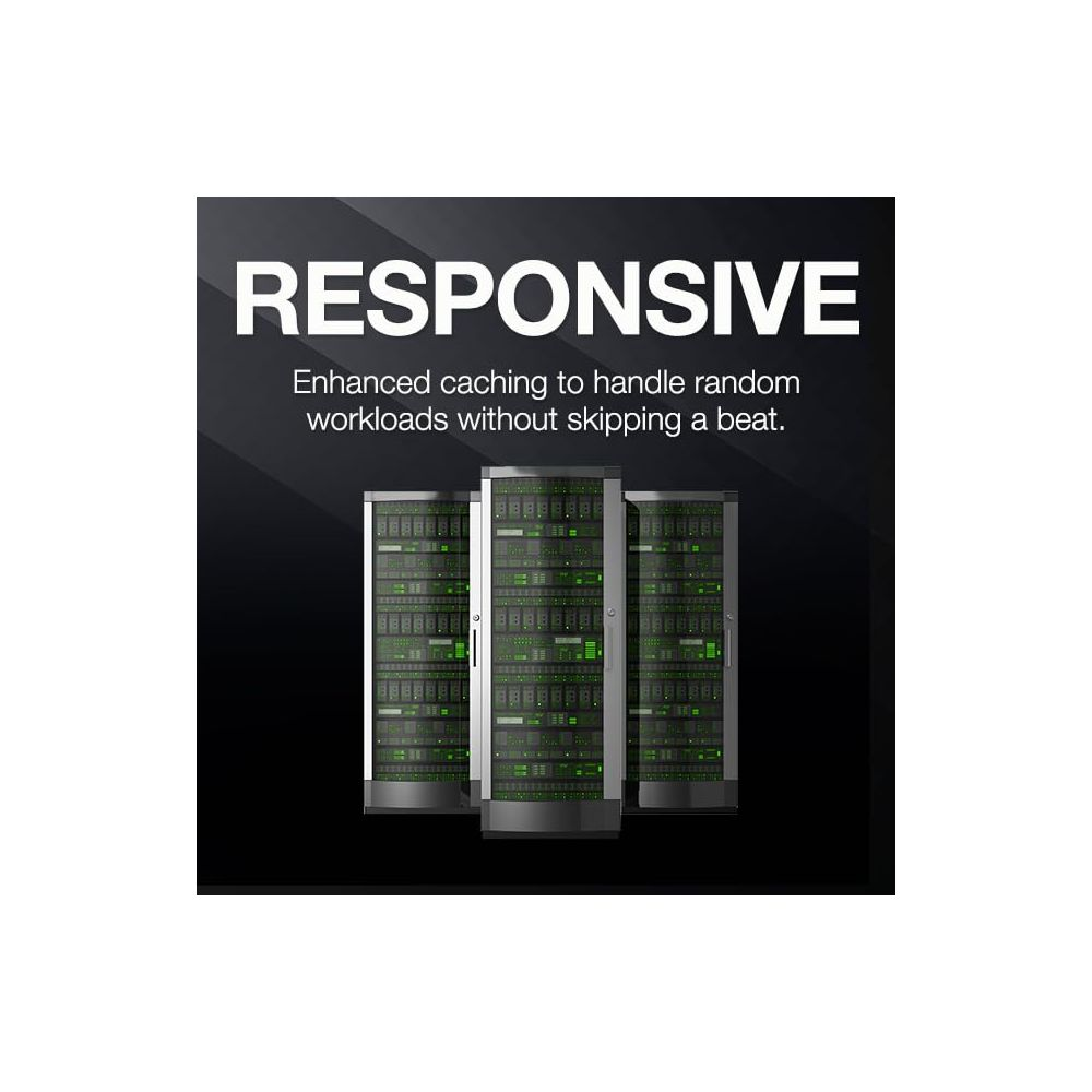 Trzy szafy serwerowe z zielonymi światłami na ciemnym tle.