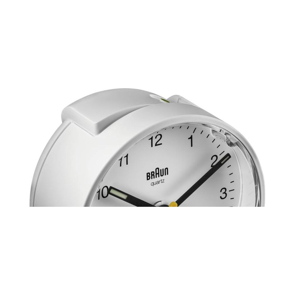 Eine weiße Weckeruhr mit schwarzen Zeigern und Ziffern.