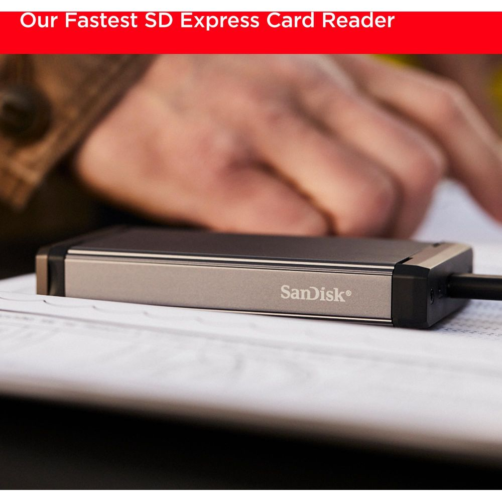 Czytnik kart SanDisk SD Express z kablem na dokumentach.