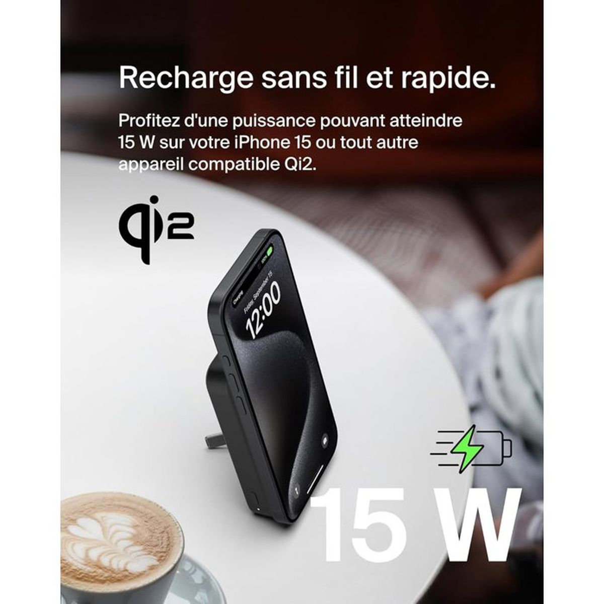 Een iPhone 15 op een Qi2-lader. "Snel draadloos opladen."