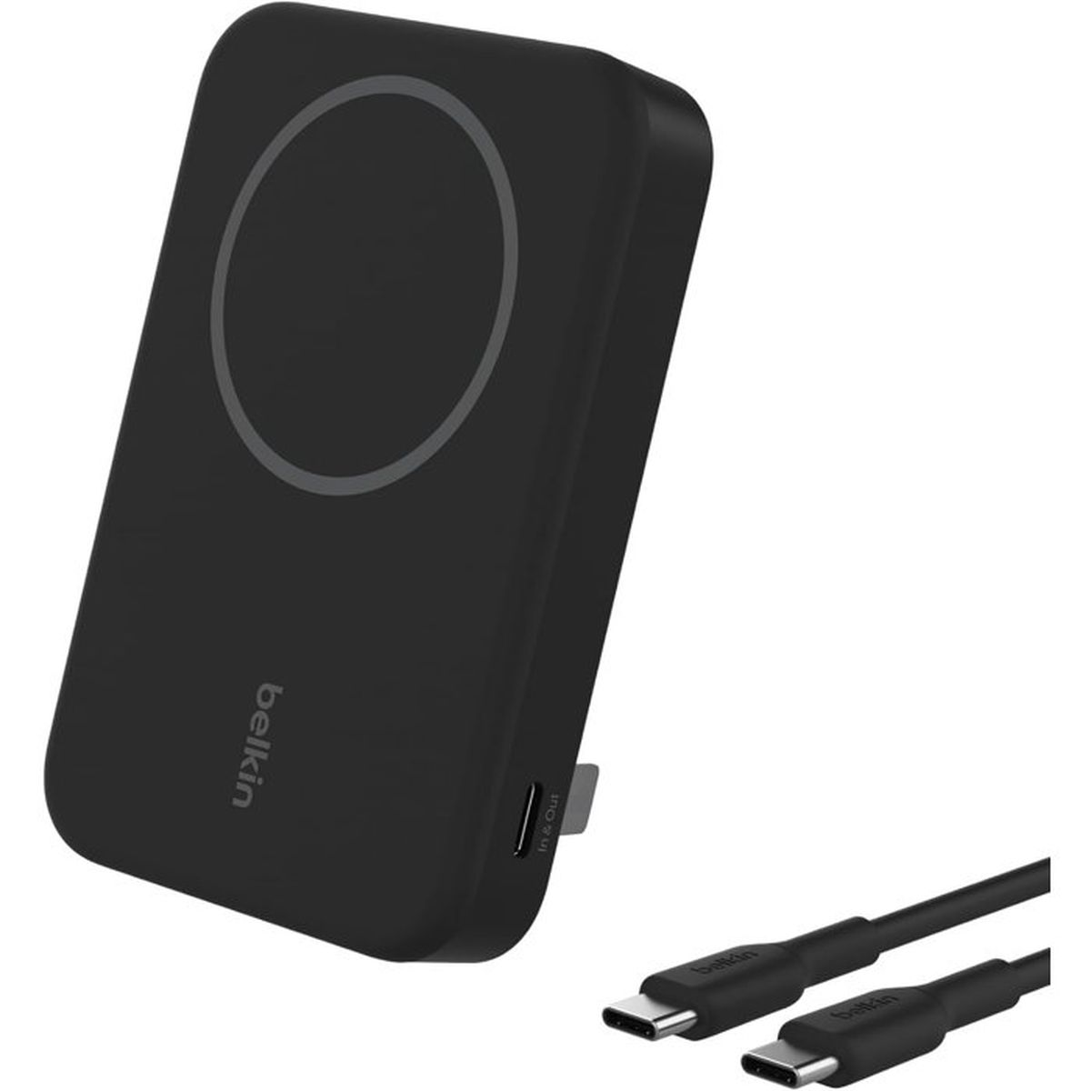 Zwarte powerbank met oplaadpoort en twee USB-C kabels.