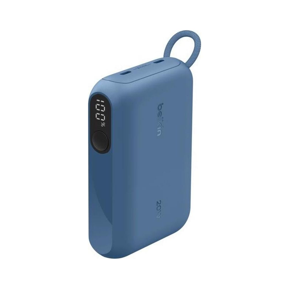Mavi Belkin powerbank, %100 şarj ve 20W gösteriyor.