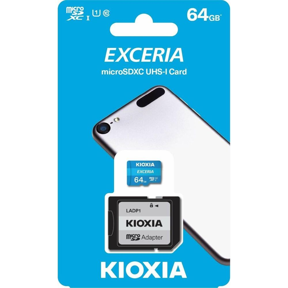 Scheda Kioxia Exceria da 64GB microSDXC UHS-I con adattatore su sfondo blu.