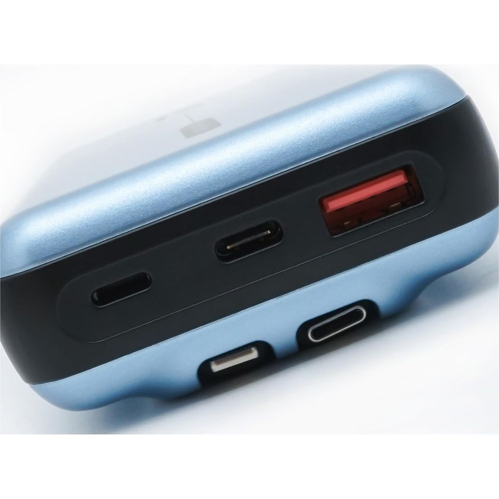 Un power bank blu con porte USB-A e USB-C su sfondo bianco.