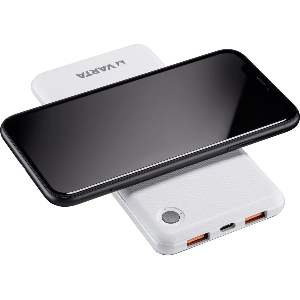 Ein schwarzes Smartphone liegt auf einem weißen Varta Powerbank mit zwei USB-Ports.