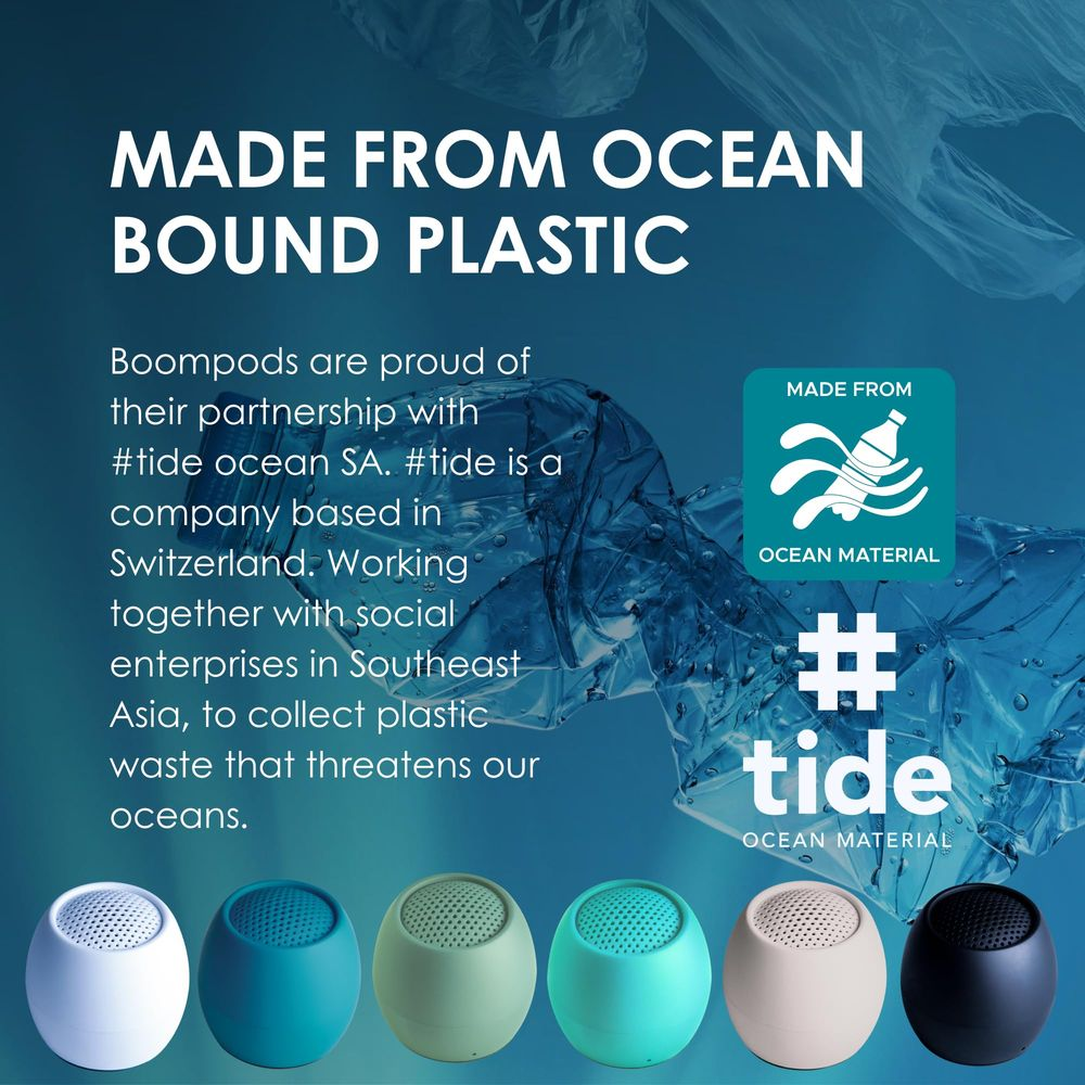 Fünf bunte Boompods liegen nebeneinander. "Made from Ocean Bound Plastic" ist oben.