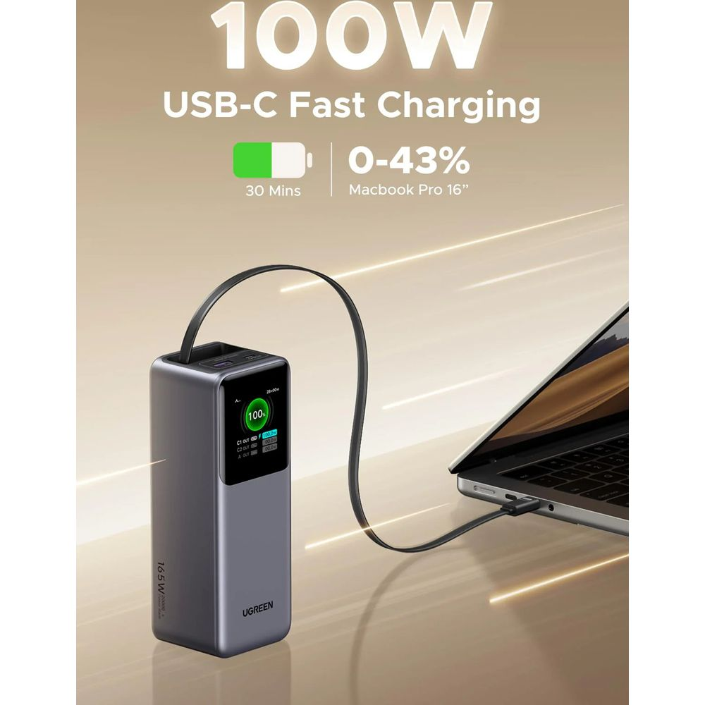 Szary powerbank ładuje MacBook Pro 16" szybkim ładowaniem USB-C 100W.