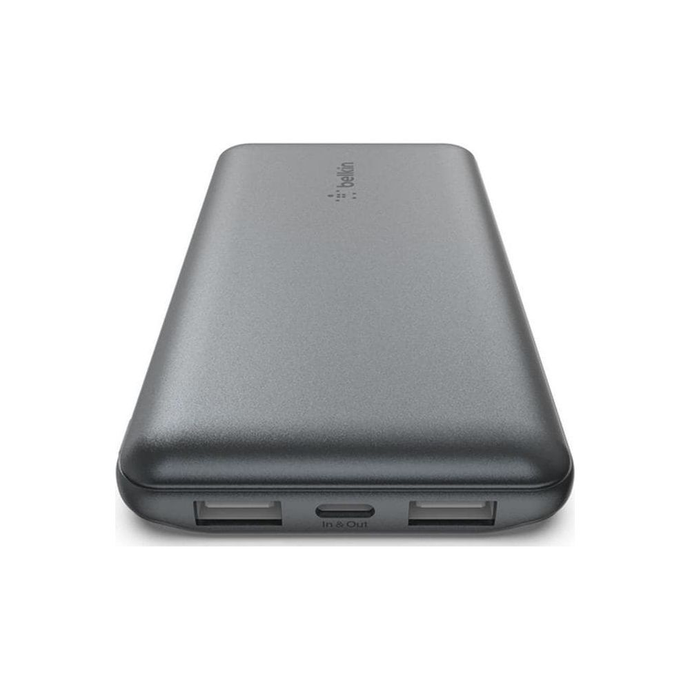 Grijze Belkin powerbank met twee USB-poorten en één USB-C-poort.
