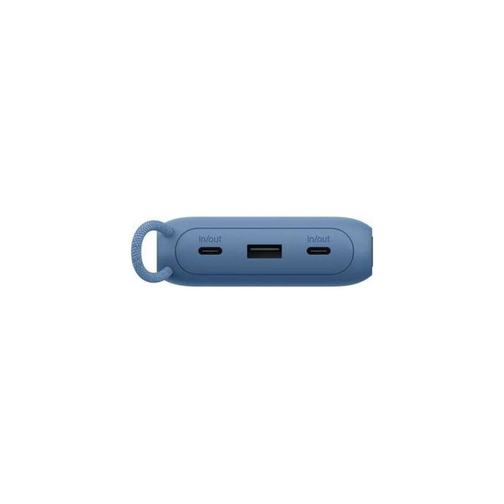 Un power bank blu con anello per laccetto e due porte di ingresso/uscita.