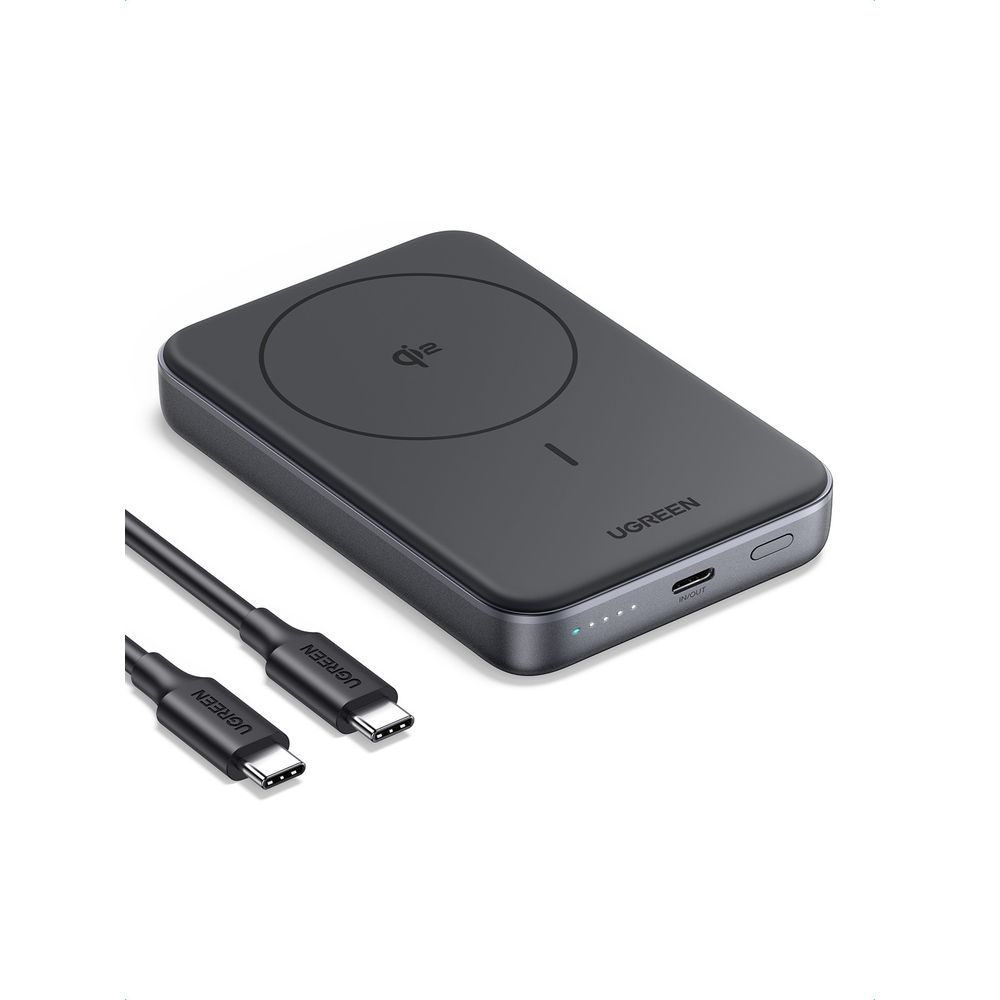 Czarna powerbanka UGREEN z symbolem Qi i kablem USB-C na białym tle.