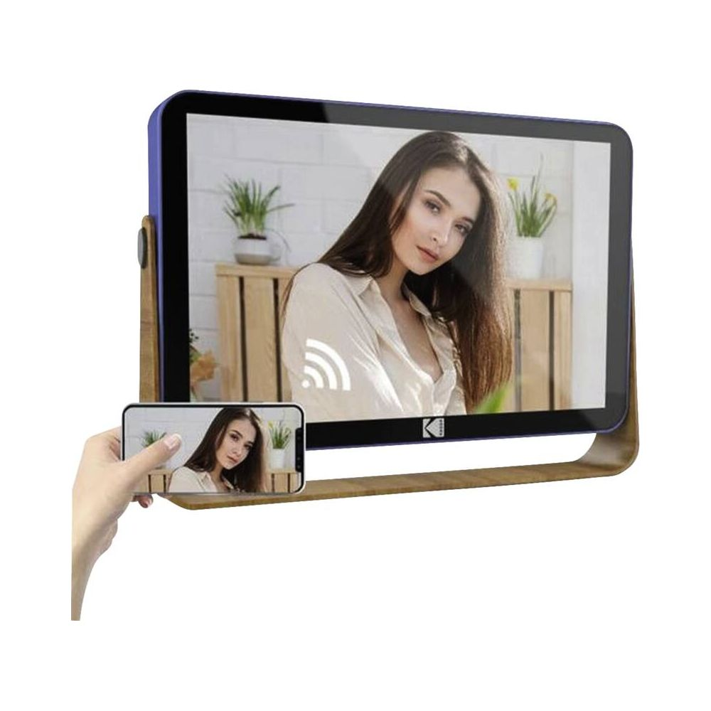 Una mujer en una pantalla, con un teléfono mostrándola al lado.