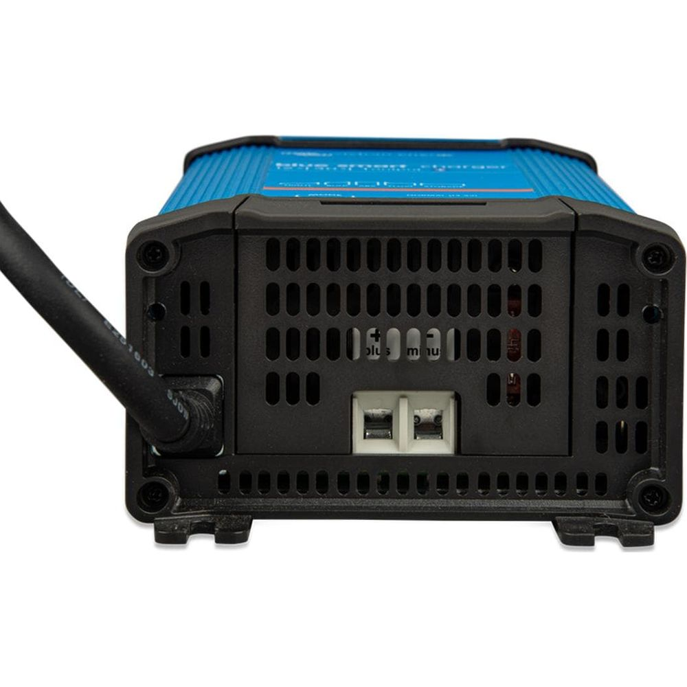 Blauer Batterieladegerät mit Lüftungsschlitzen und Anschlüssen.