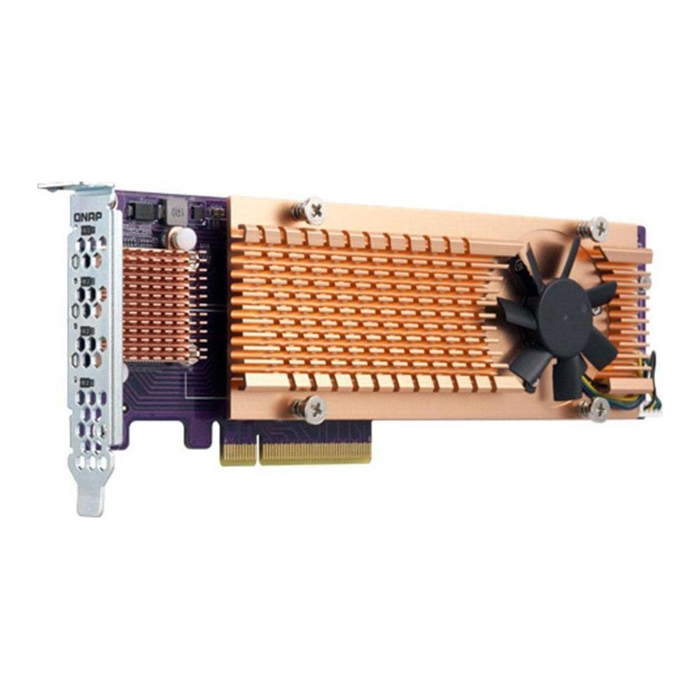 Un adaptateur réseau QNAP avec dissipateur en cuivre et ventilateur sur fond blanc.