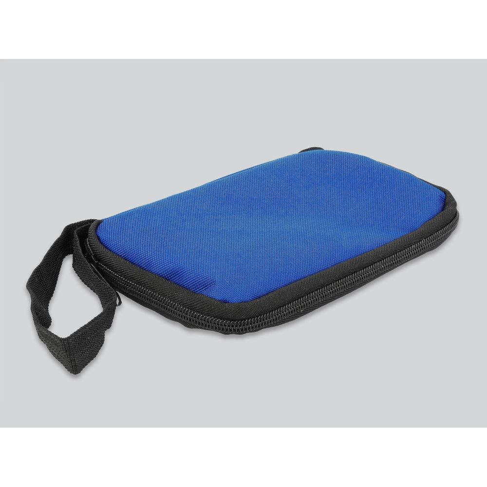 Una custodia blu con cerniera e cinturino nero su sfondo grigio.