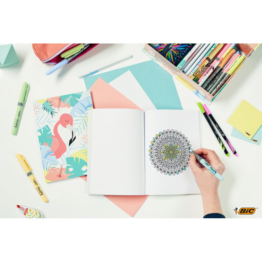 Un libro con motivi di fenicottero e mandala, penne e un astuccio.