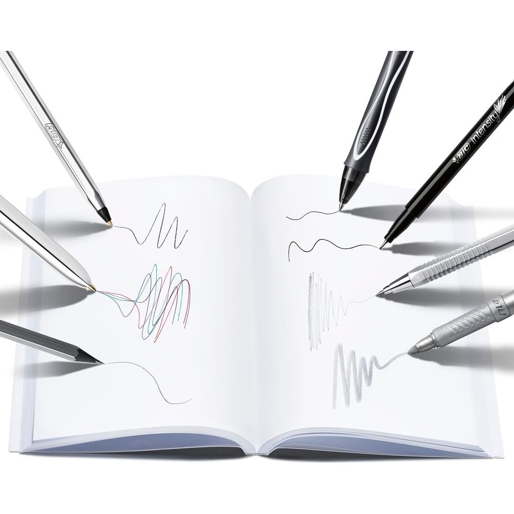 Taccuino aperto con varie penne e scarabocchi sulle pagine.