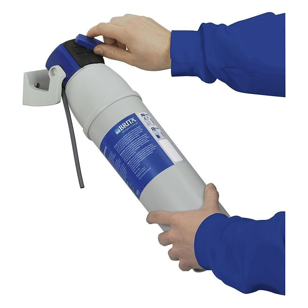 Jedna ręka trzyma filtr wody Brita, druga ręka obsługuje niebieską dźwignię.