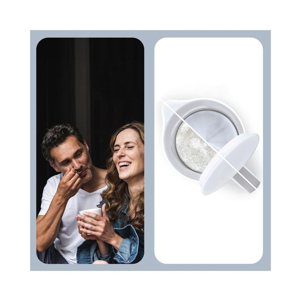 Mężczyzna karmi kobietę trzymającą kawę. Obok kapsułka filtra do kawy.