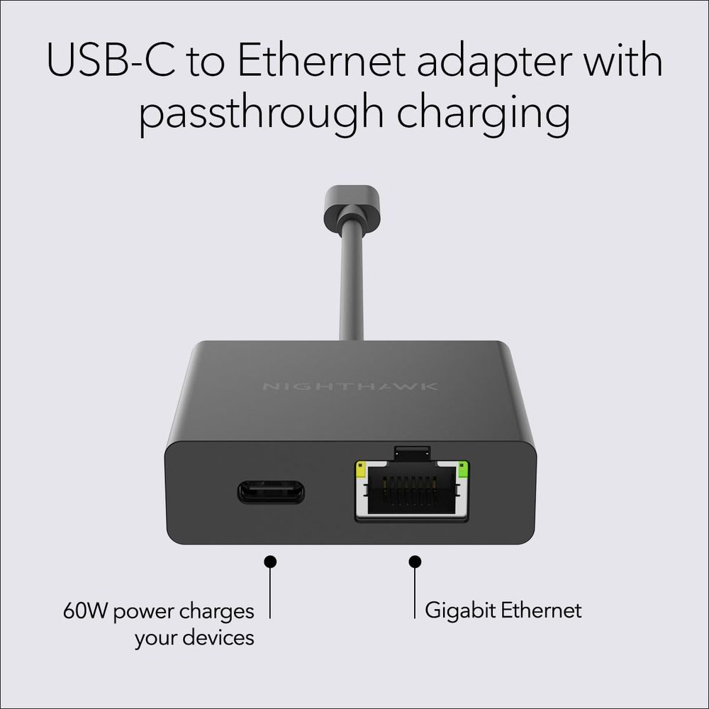 Adattatore USB-C a Ethernet nero con ricarica e porta Gigabit.