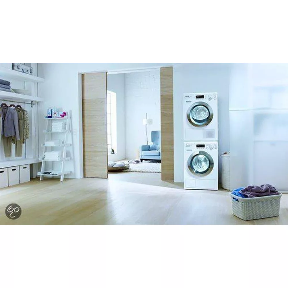 Lavanderia con lavatrice, asciugatrice, stendibiancheria e cesto biancheria.