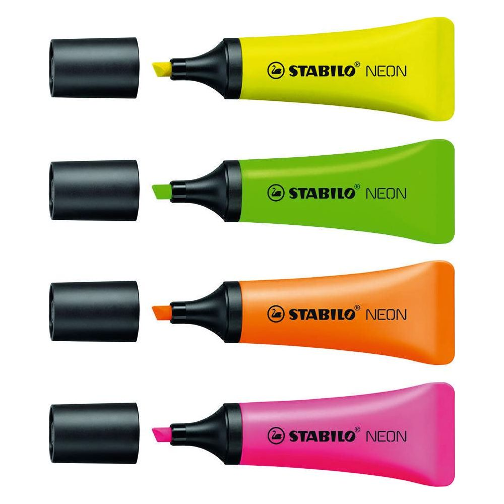 Quattro evidenziatori Stabilo neon colorati: giallo, verde, arancione e rosa, con cappucci neri.