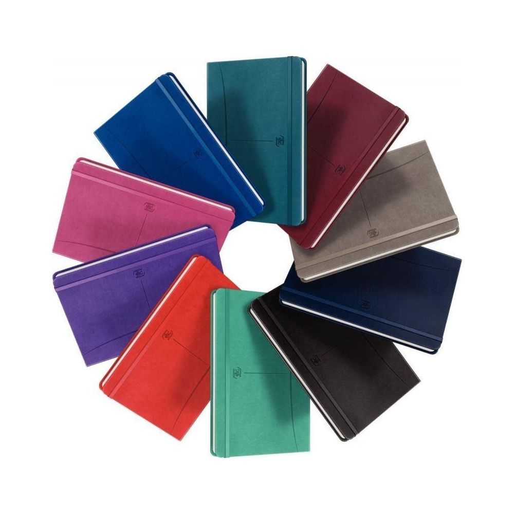 Wiele notatników w różnych kolorach ułożonych w krąg.