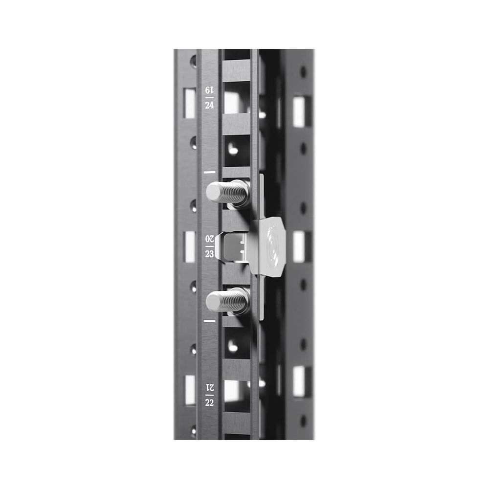 Nahaufnahme einer schwarzen Rack-Schienen-Einheit mit Zahlenmarkierungen und zwei Schrauben.