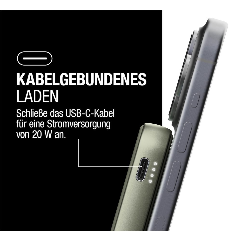 Uno smartphone è collegato a un caricabatterie con un cavo USB-C.