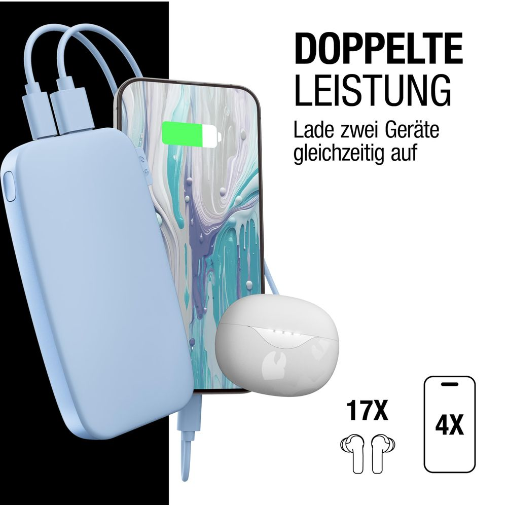 Un power bank azzurro carica uno smartphone con batteria scarica e auricolari bianchi.
