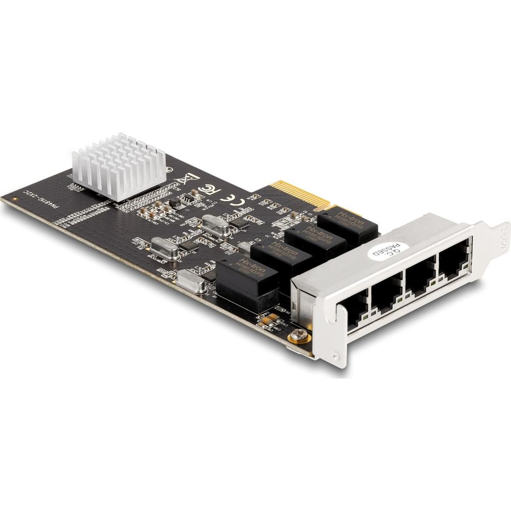 Netzwerkkarte mit vier Anschlüssen und Kühlkörper auf einem schwarzen PCB.