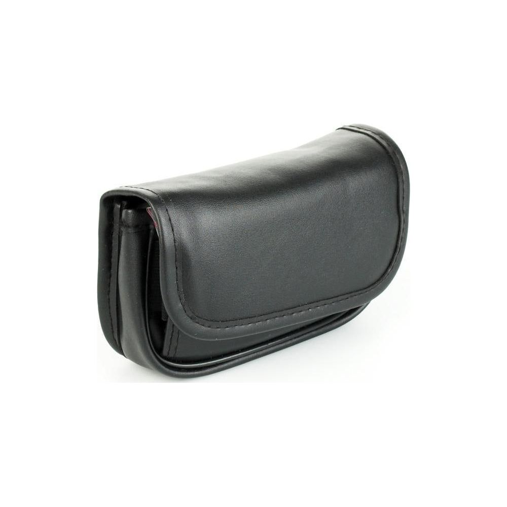 Czarna skórzana saszetka z zaokrągloną klapką, na białym tle.