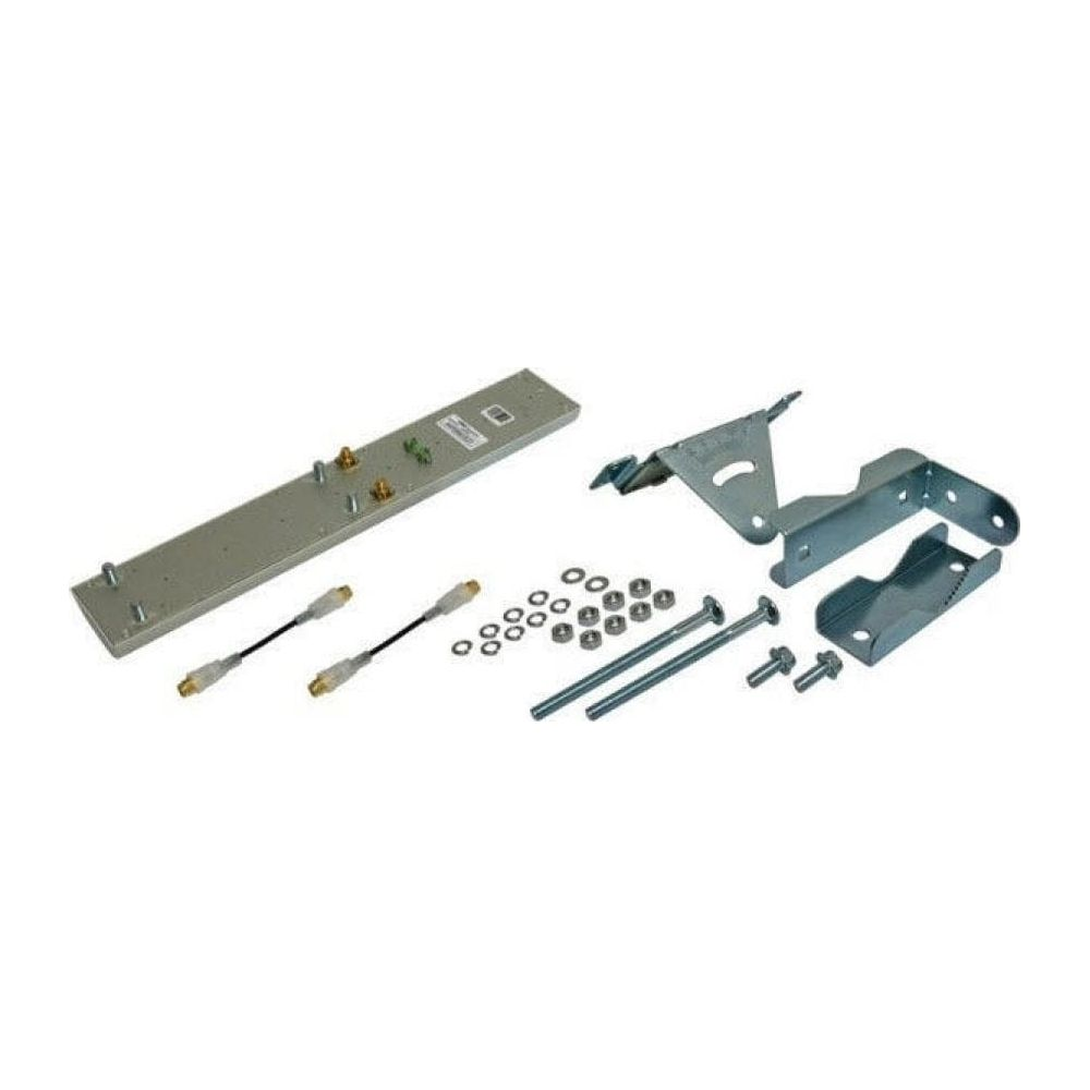 Części metalowe, kable i śruby na białym tle.