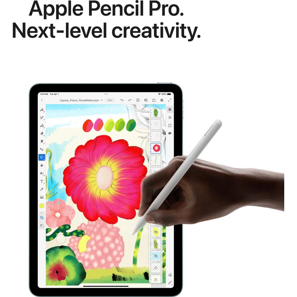 Una mano tiene una Apple Pencil Pro bianca sopra un tablet che mostra il disegno di un fiore colorato.