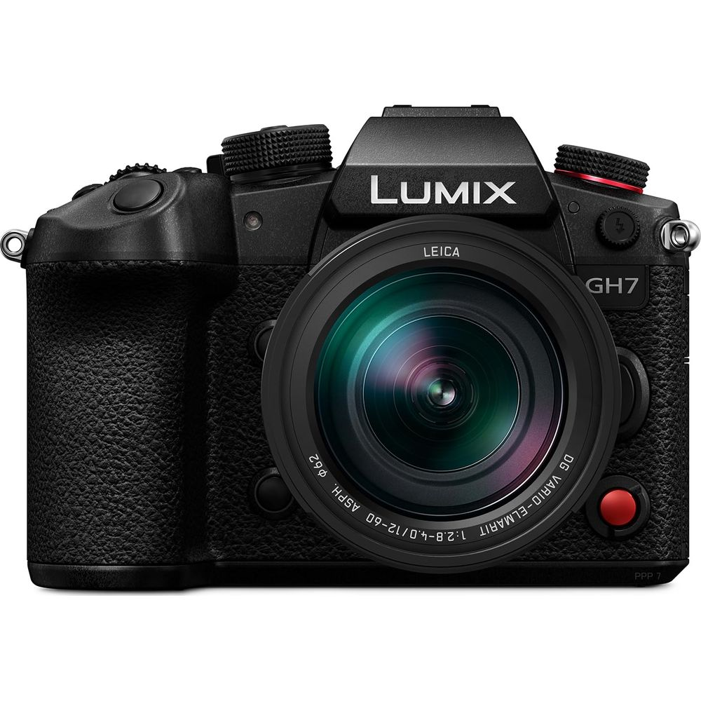 Eine schwarze Lumix GH7 Kamera mit einem Leica Objektiv.