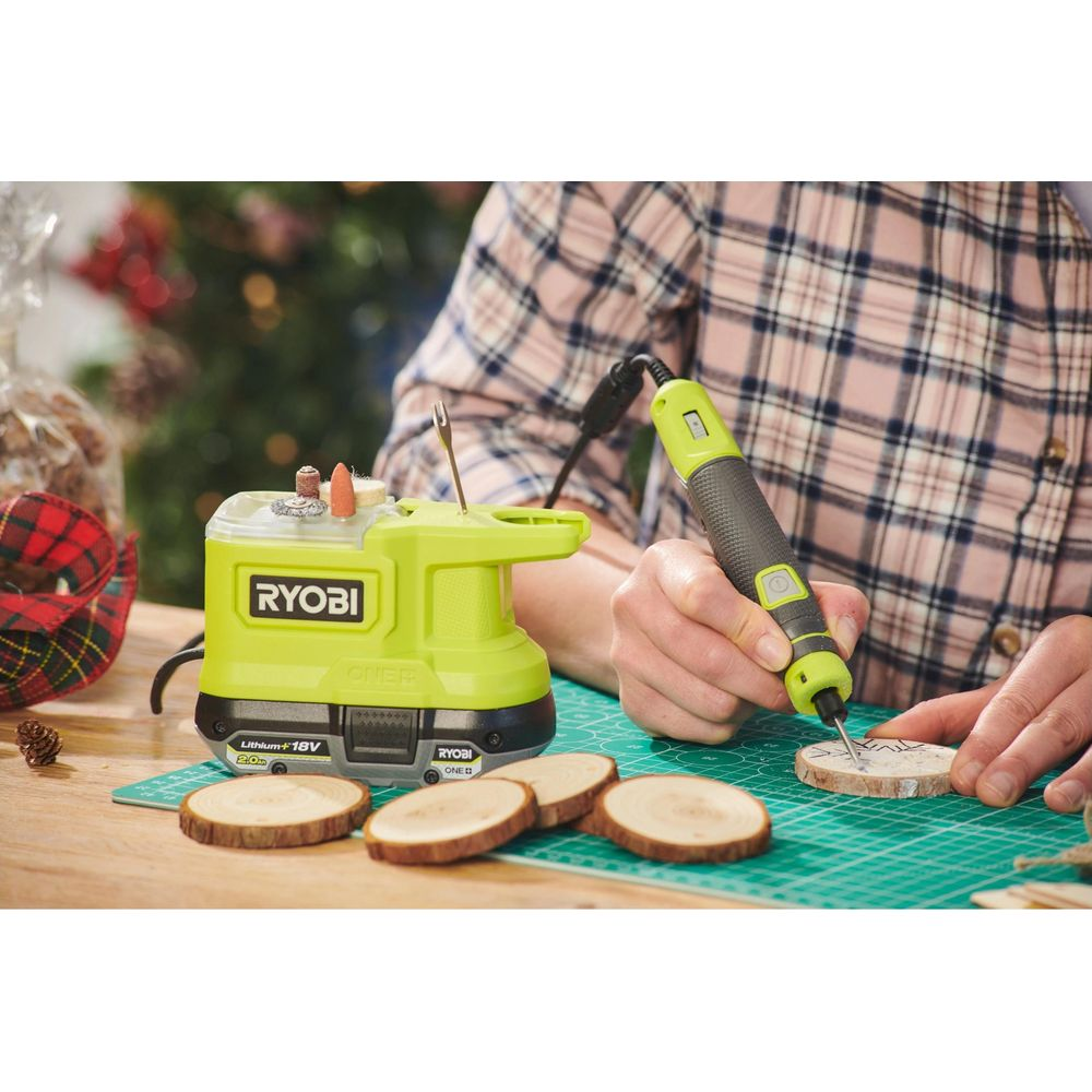 Una persona incide fette di legno con una penna per incisione e smerigliatrice Ryobi.
