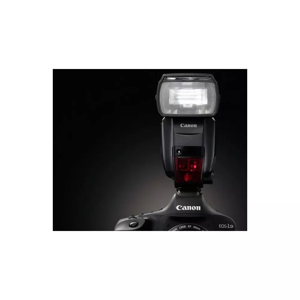Una unidad de flash Canon Speedlite se asienta sobre una cámara Canon EOS-1D.