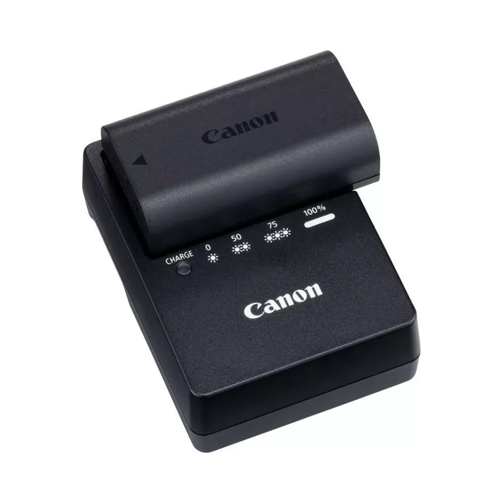 Un cargador de batería Canon negro con una batería insertada.