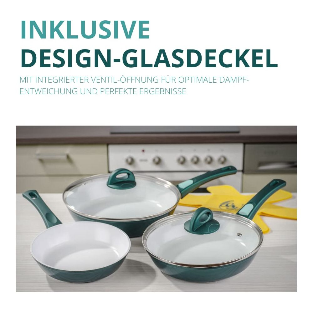 Drei Kochtöpfe mit Glasdeckeln in Dunkelgrün stehen auf einer Arbeitsplatte.