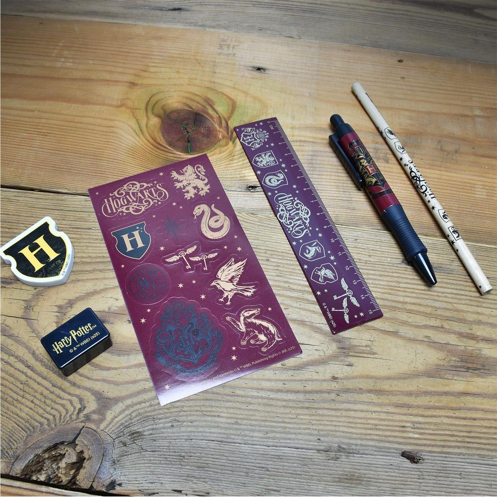 Harry Potter-Schreibwaren: Lineal, Stift, Bleistift, Aufkleber & H-Emblem auf Holz.