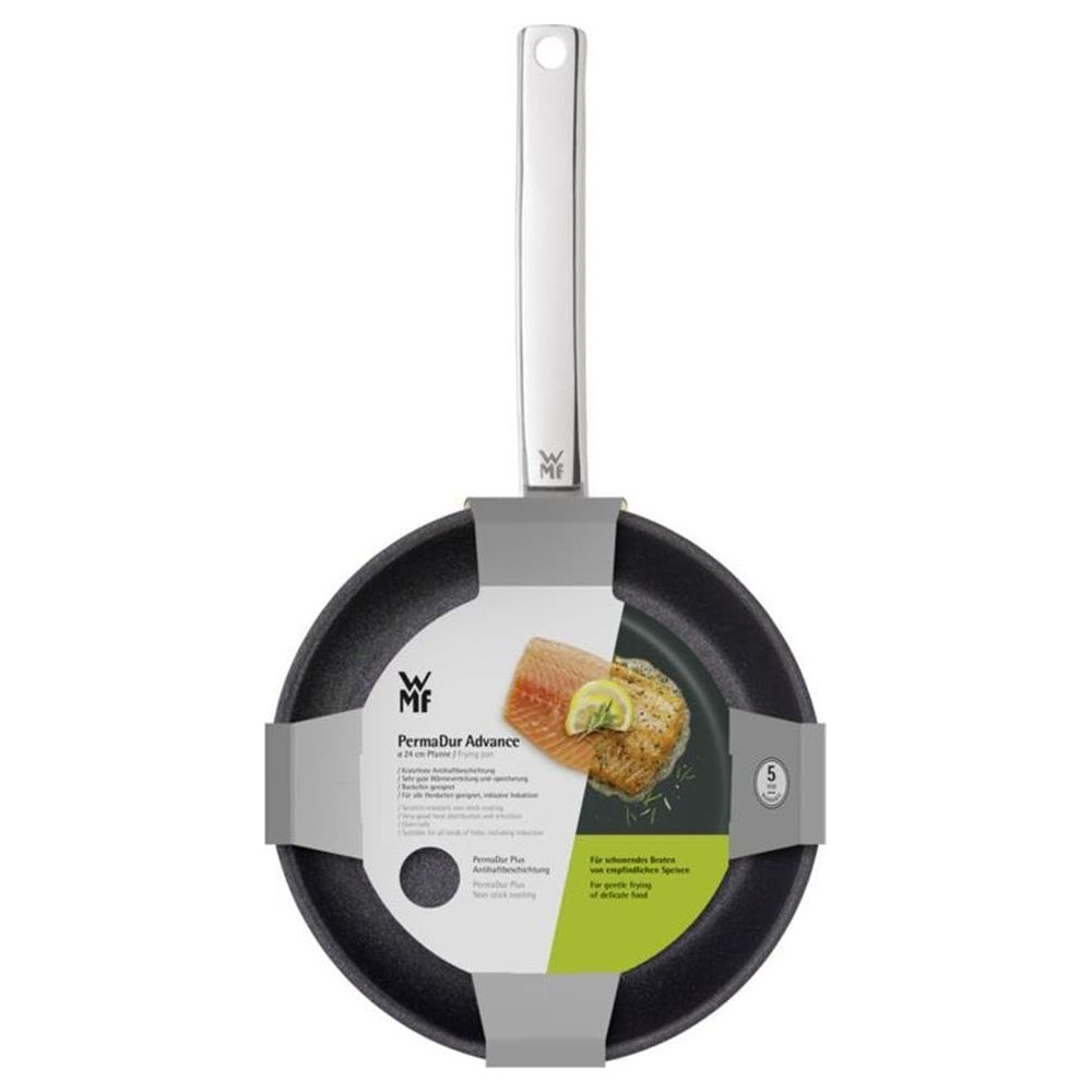Une poêle WMF avec filet de saumon, citron et herbes, 24 cm de diamètre.