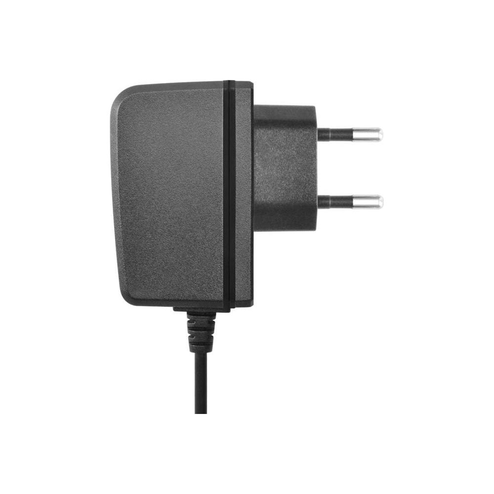 Un alimentatore nero con due pin metallici su sfondo bianco.