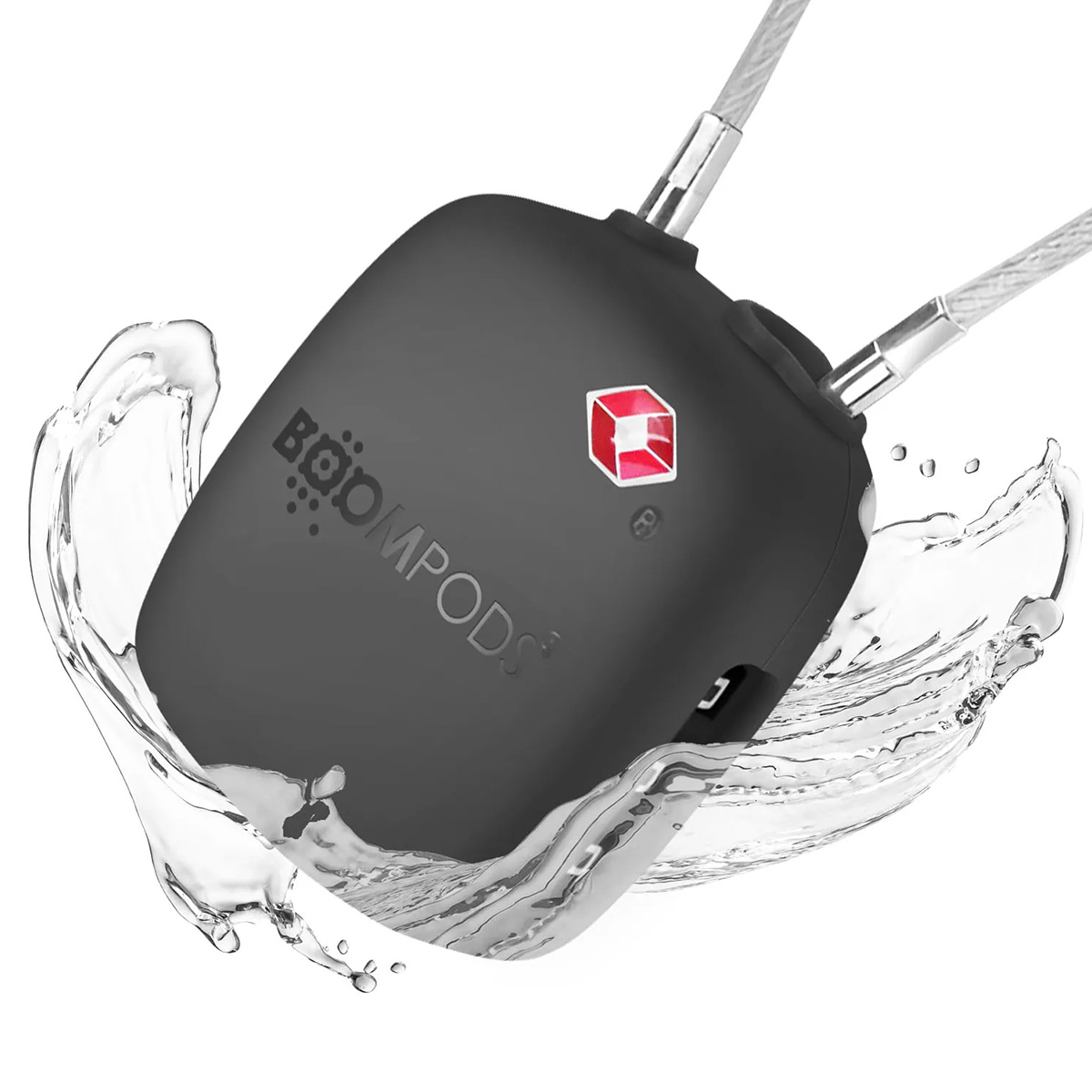 Schwarzes Ladeetui mit Wasserfontänen, BOOMPODS-Logo und TSA-Symbol.