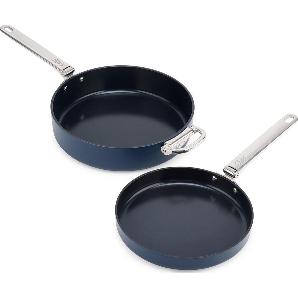 Dos sartenes azul oscuro con mangos plateados, una más grande y profunda que la otra.