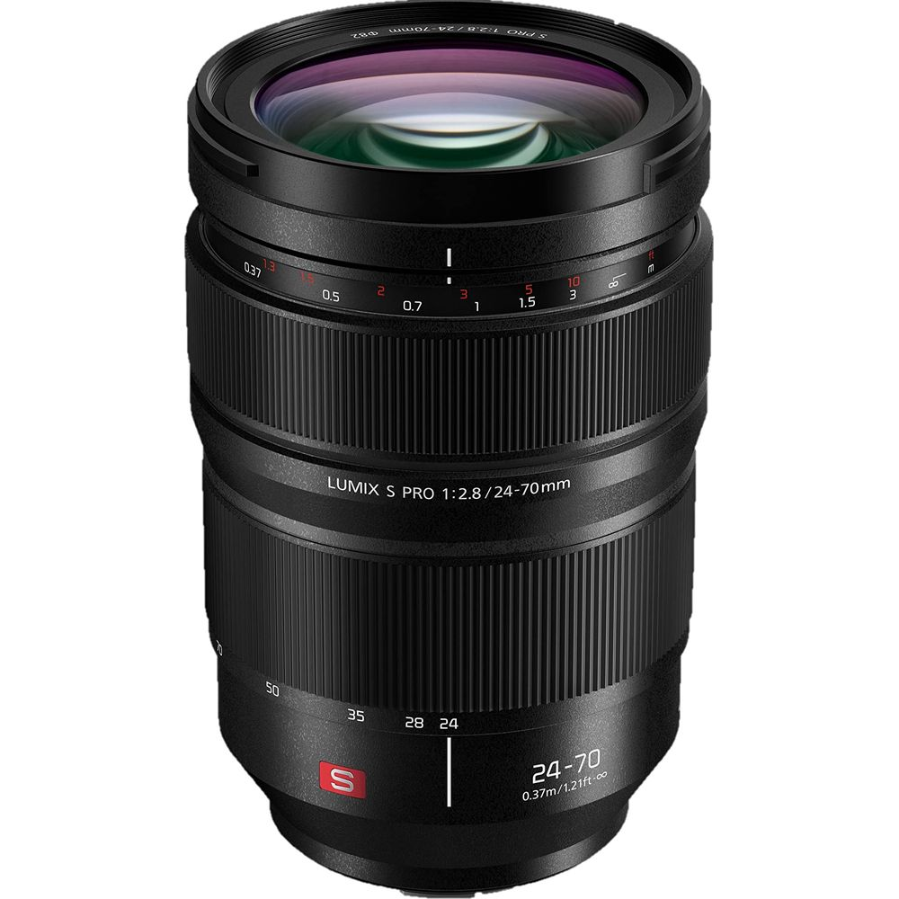 Ein schwarzes Lumix S Pro 24-70mm Objektiv mit Fokus- und Zoomringen.