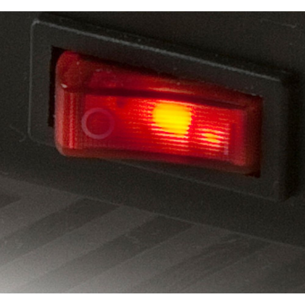 Ein roter Kippschalter mit beleuchtetem gelbem Licht leuchtet auf.