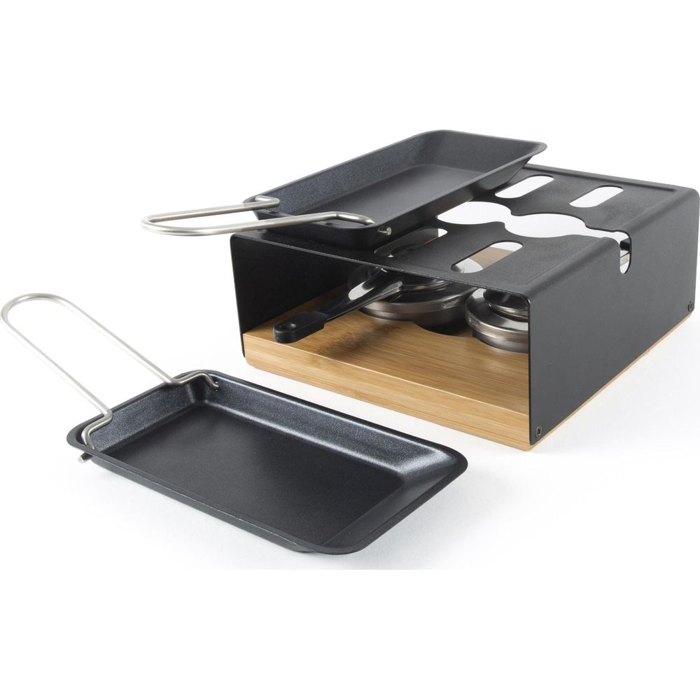 Una griglia per raclette con due padelle e base in legno.